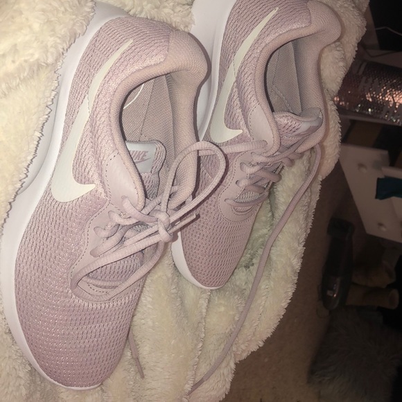 womens lavender nike shoes